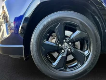 Toyota RAV4 2,5 Hybrid Style AWD in Kobaltblau / Schwarz Metallic