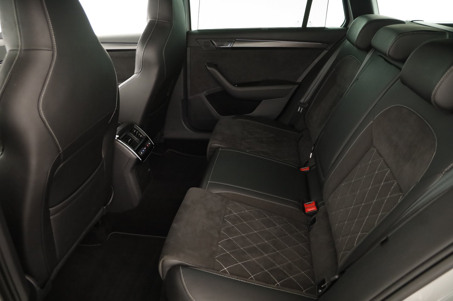 Škoda SUPERB Combi iV SPORTLINE DSG | Bild 16 von 23