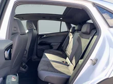 VW ID.5 Pro Performance 150 kW in Gletscherweiß Metallic Dach Schwarz