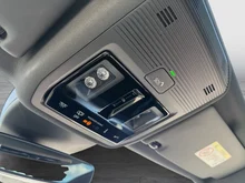 VW ID.5 Pro Performance 150 kW in Gletscherweiß Metallic Dach Schwarz