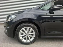VW Touran Comfortline TDI SCR in Deep Black Perleffekt