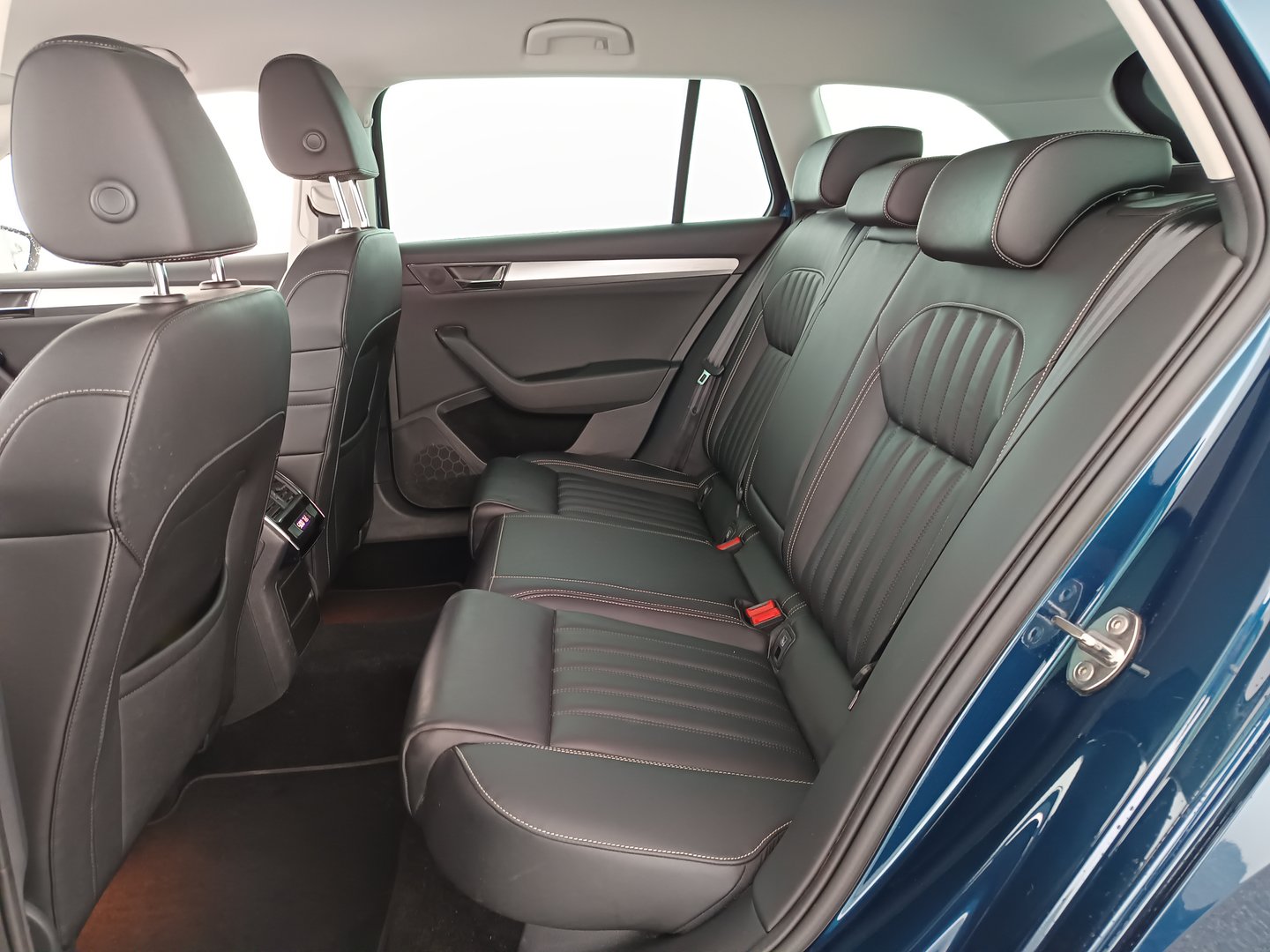 Škoda SUPERB Combi Ambition TDI DSG | Bild 30 von 33
