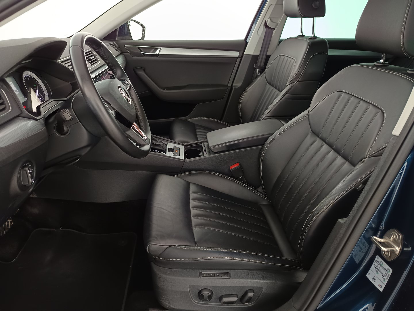 Škoda SUPERB Combi Ambition TDI DSG | Bild 14 von 33