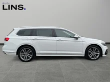 VW Passat Variant Elegance TDI DSG in PURE WHITE