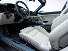 Porsche 911 Targa 4 GTS in sharkblue