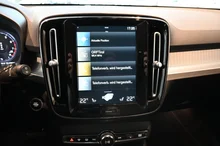 Volvo XC40 T2 Momentum Pro Geartronic in schwarz met.