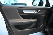Volvo XC40 T2 Momentum Pro Geartronic in schwarz met.