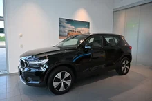 Volvo XC40 T2 Momentum Pro Geartronic in schwarz met.