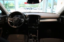 Volvo XC40 T2 Momentum Pro Geartronic in schwarz met.