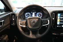 Volvo XC40 T2 Momentum Pro Geartronic in schwarz met.