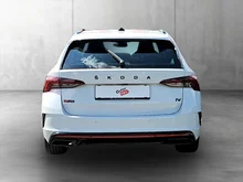 Škoda Octavia Combi RS iV 245 DSG in Moon-Weiß Metallic