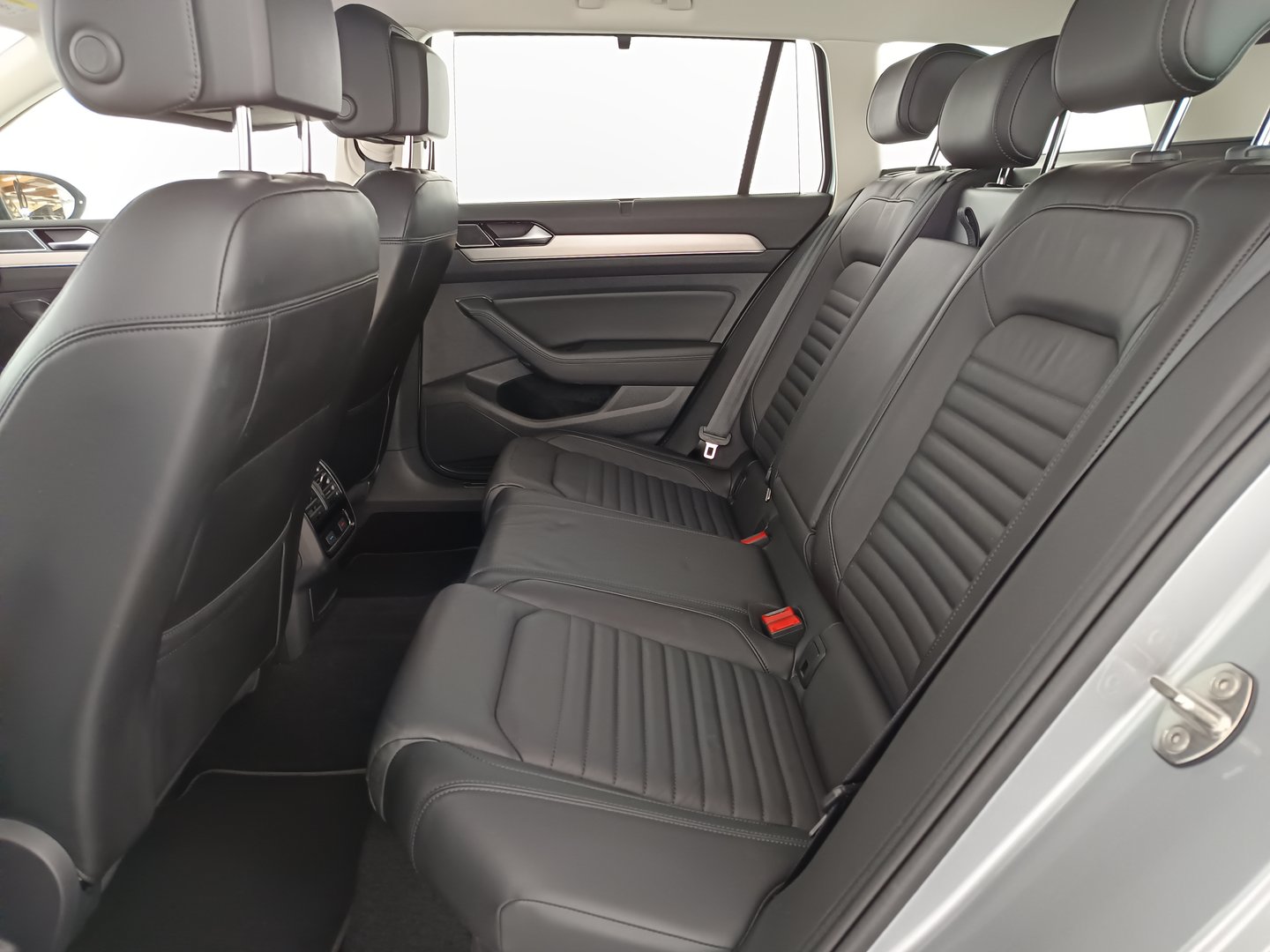 VW Passat Variant Highline TDI SCR DSG | Bild 29 von 33