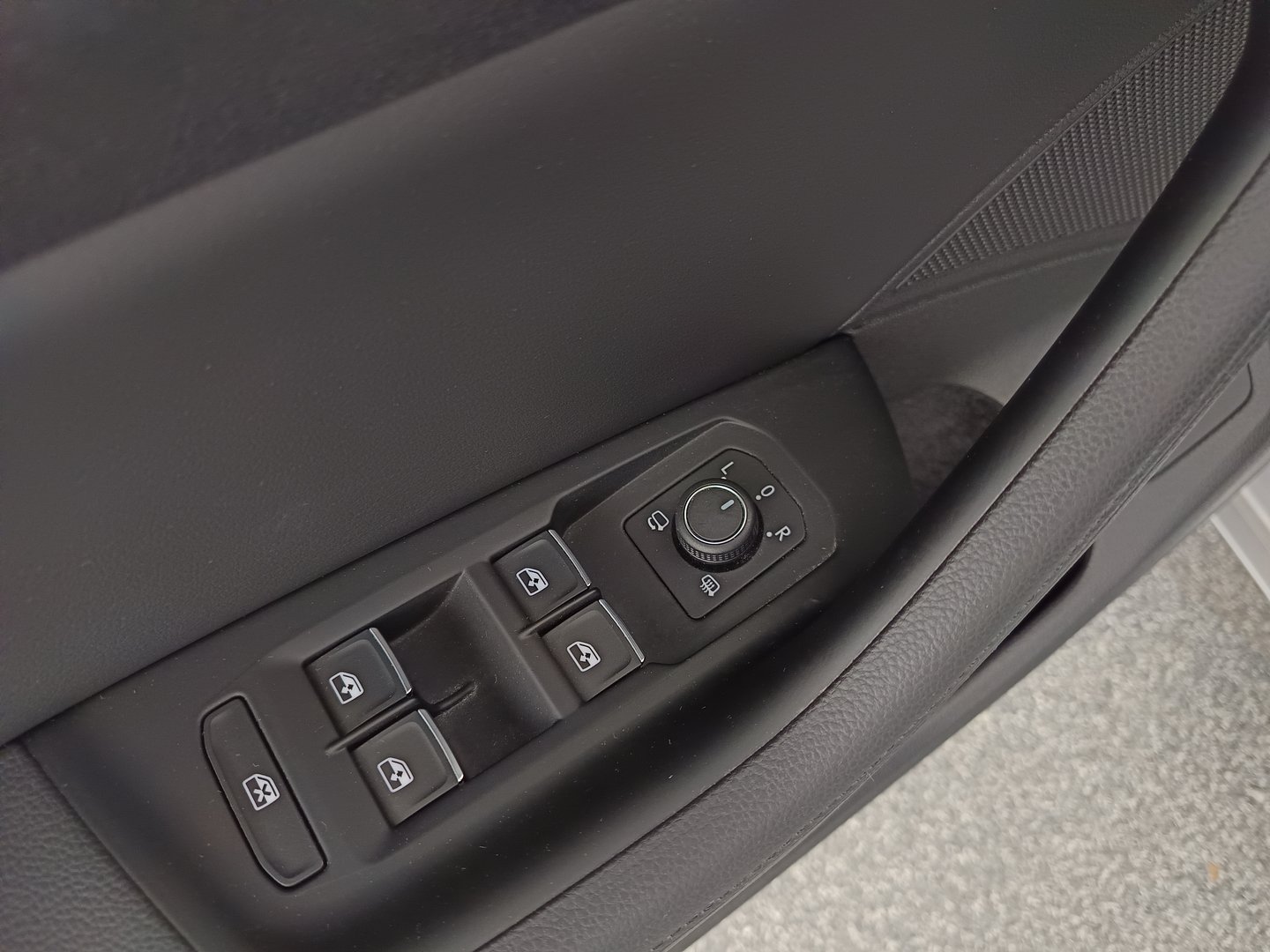 VW Passat Variant Highline TDI SCR DSG | Bild 11 von 33