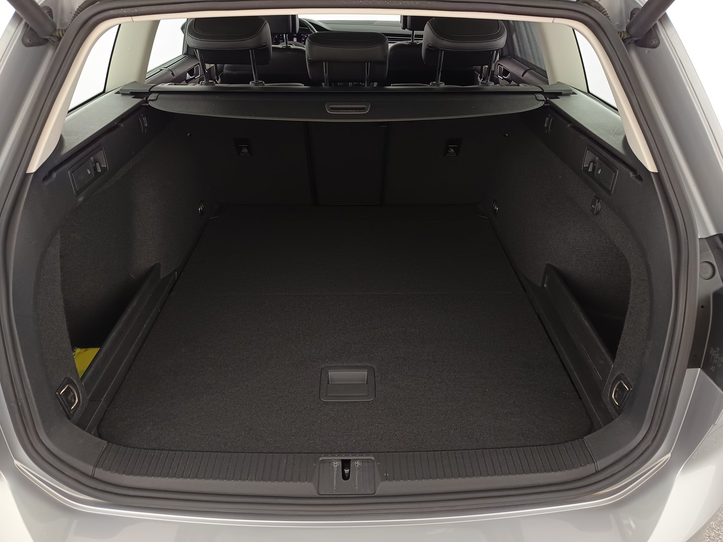 VW Passat Variant Highline TDI SCR DSG | Bild 30 von 33