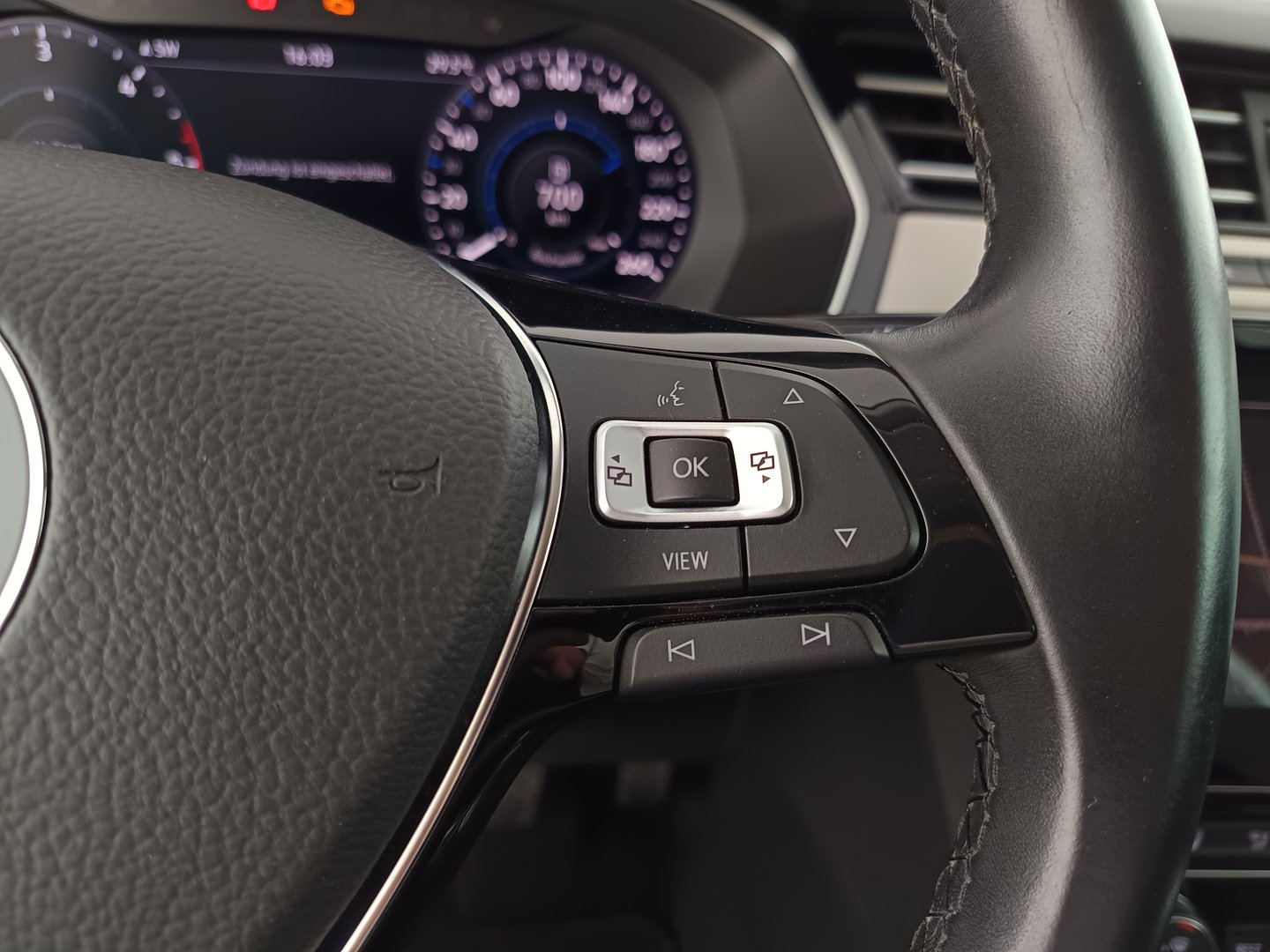 VW Passat Variant Highline TDI SCR DSG | Bild 17 von 33