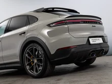 Porsche Cayenne Turbo E-Hybrid Coupé "GT-Paket" in kreide