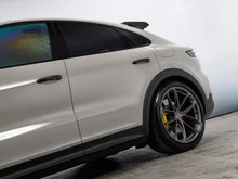 Porsche Cayenne Turbo E-Hybrid Coupé "GT-Paket" in kreide