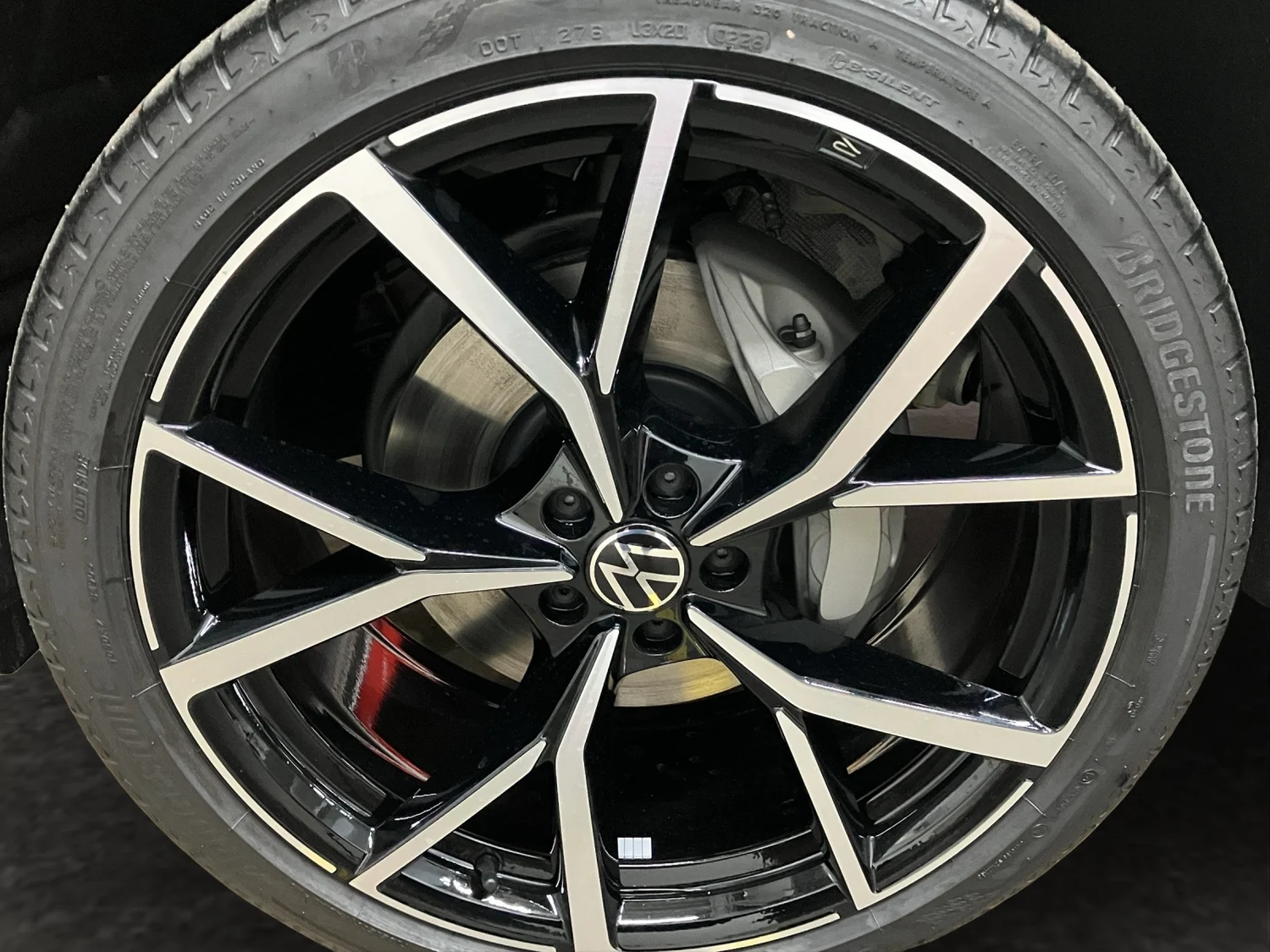 Bild eines VW Touareg R-Line TDI 4M. Final Edition
