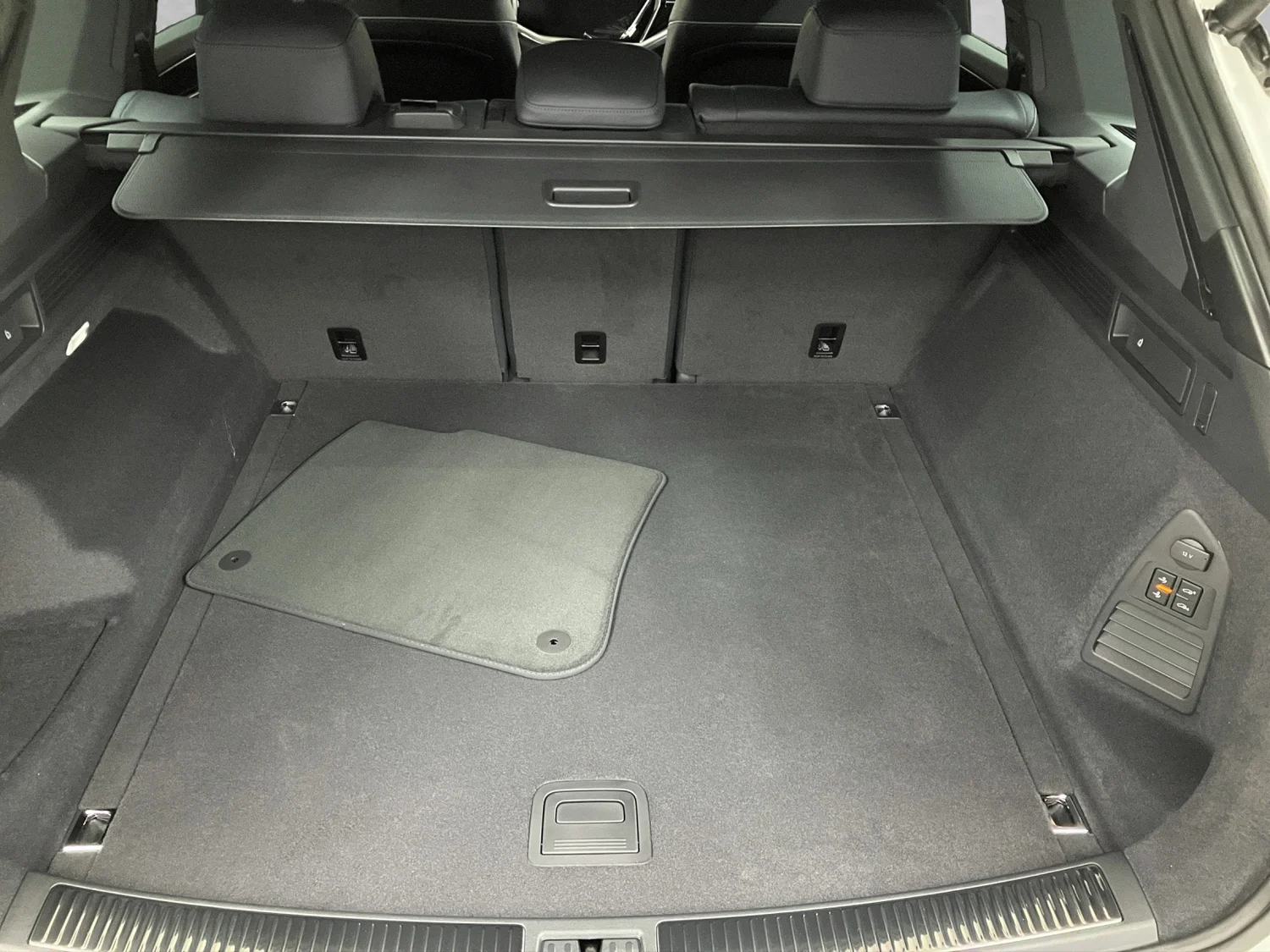 Bild eines VW Touareg R-Line TDI 4M. Final Edition