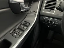 Volvo XC60 D4 Kinetic AWD in grau