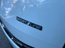 Škoda Peaq Sportline 90x in Moon-Weiß Metallic