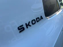 Škoda Peaq Sportline 90x in Moon-Weiß Metallic