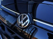 VW T-Roc Life eTSI DSG in Grenadillschwarz Metallic