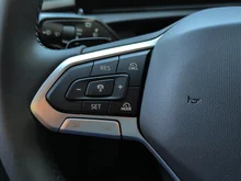 VW T-Roc Life eTSI DSG in Grenadillschwarz Metallic