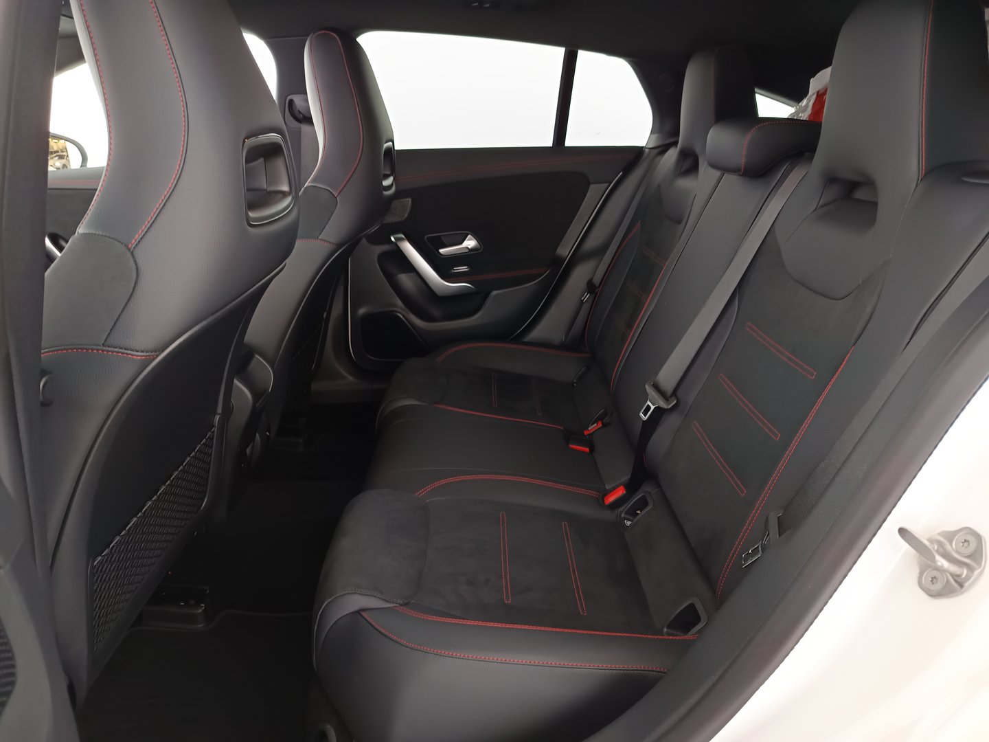 Mercedes CLA 220 d Shooting Brake Aut. | Bild 35 von 38