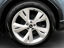 Audi Q4 e-tron 50 e-tron quattro in Geysirblau metaliic