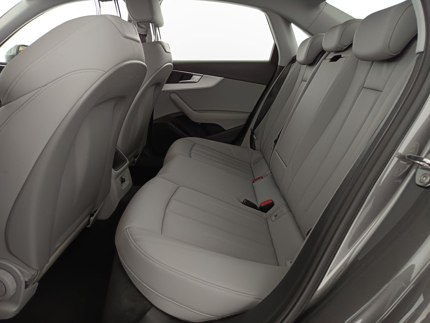 Audi A4 Limousine 30 TDI S line | Bild 29 von 32