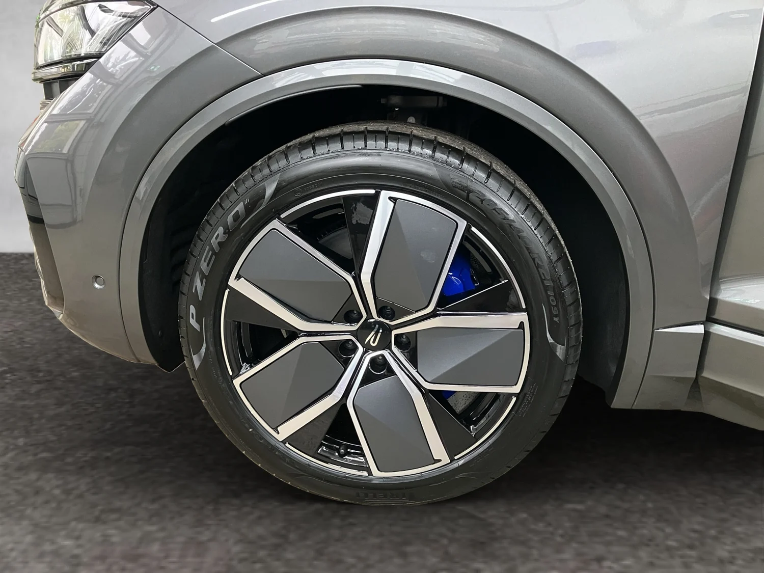 Bild eines VW Touareg R eHybrid TSI 4M. Final Edition