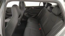 VW Passat Variant Sport eHybrid 150kW in Oyster Silver mit Dach in Schwarz Uni