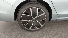 VW Passat Variant Sport eHybrid 150kW in Oyster Silver mit Dach in Schwarz Uni
