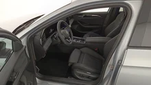 VW Passat Variant Sport eHybrid 150kW in Oyster Silver mit Dach in Schwarz Uni