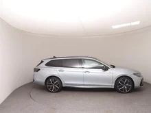 VW Passat Variant Sport eHybrid 150kW in Oyster Silver mit Dach in Schwarz Uni