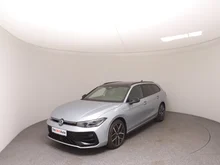 VW Passat Variant Sport eHybrid 150kW in Oyster Silver mit Dach in Schwarz Uni