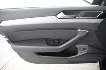 VW Passat Variant Business in DEEP BLACK PERLEFFEKT
