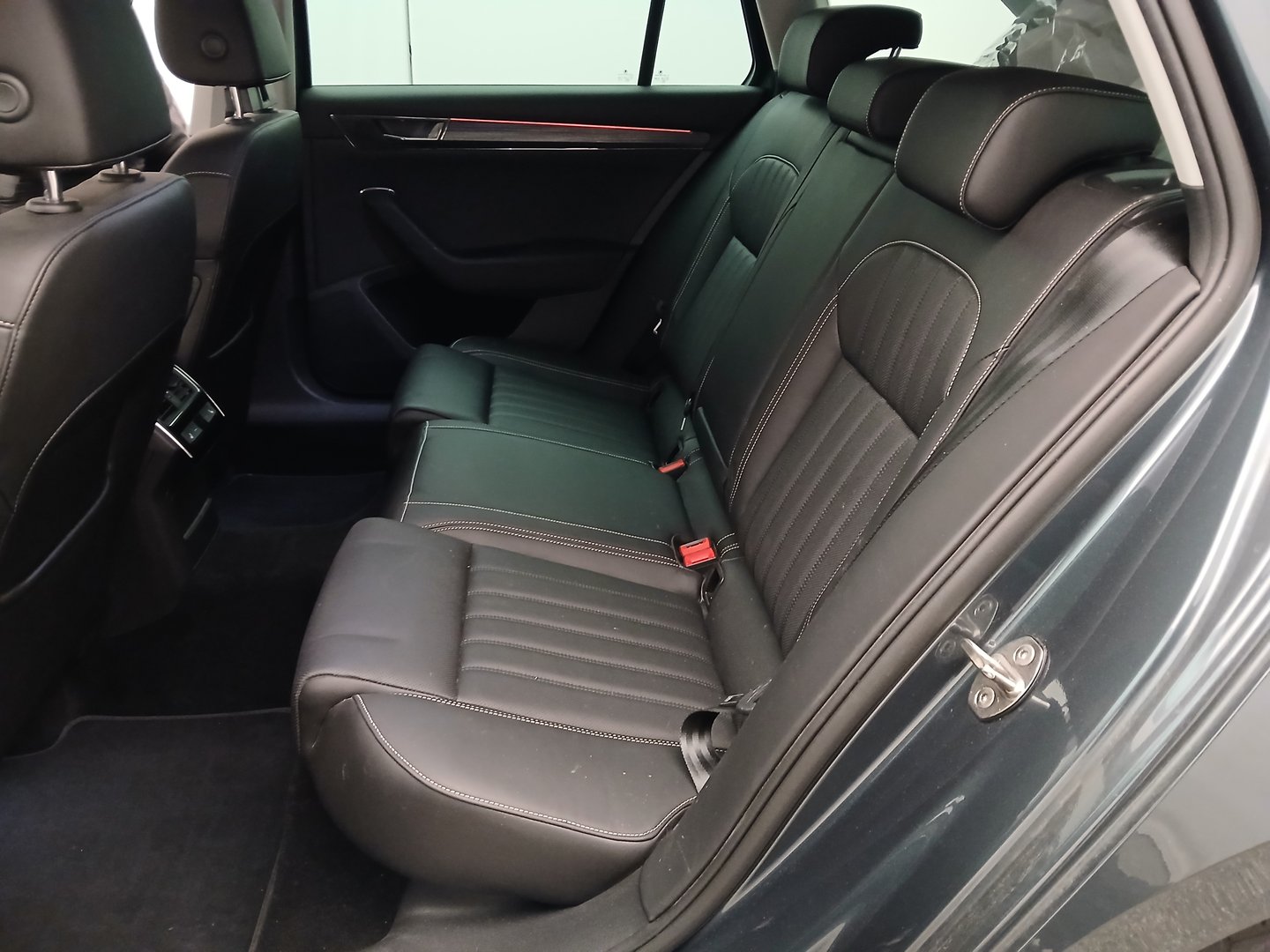 Škoda SUPERB Combi 4x4 Style TDI DSG | Bild 30 von 36