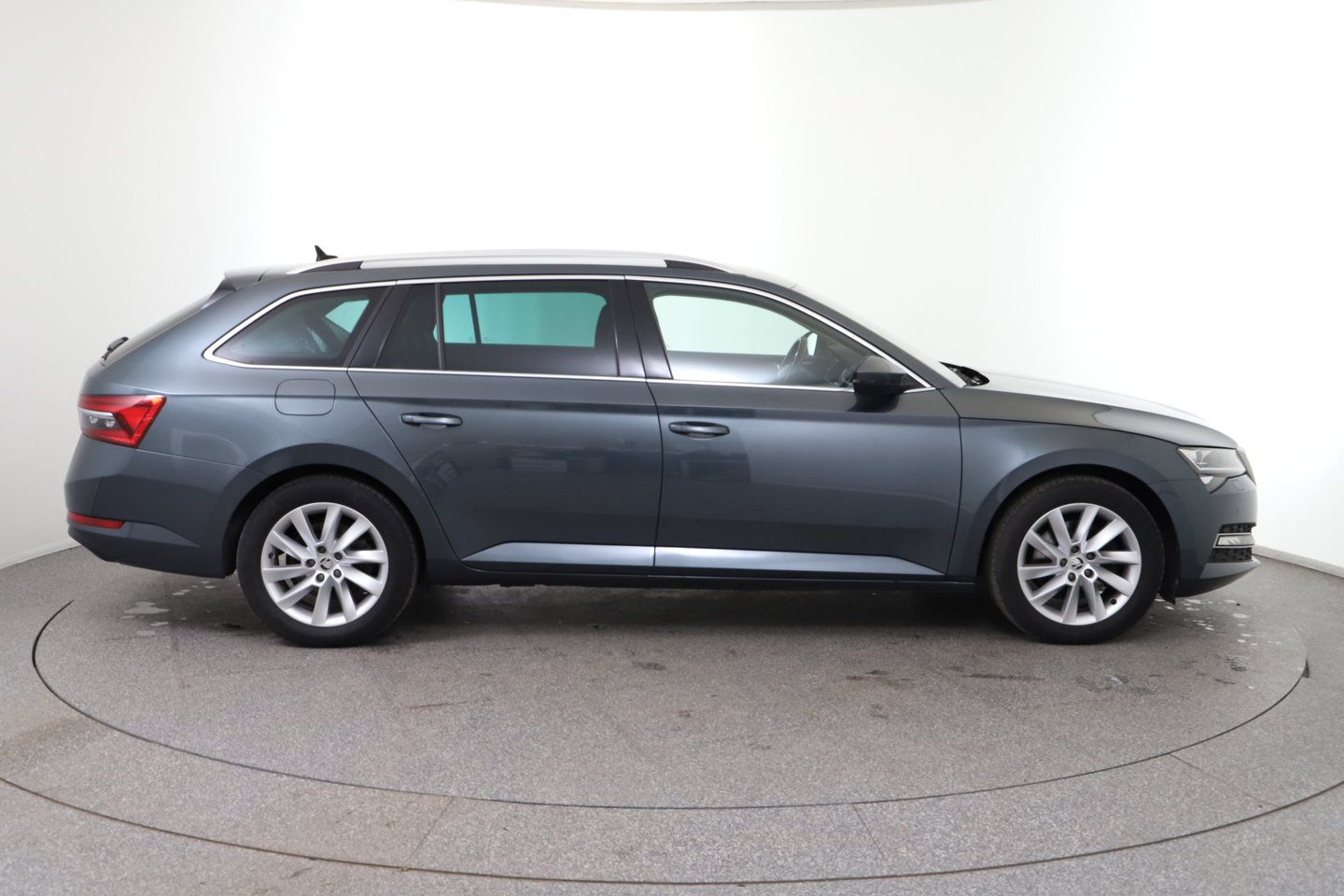 Škoda SUPERB Combi 4x4 Style TDI DSG | Bild 4 von 36