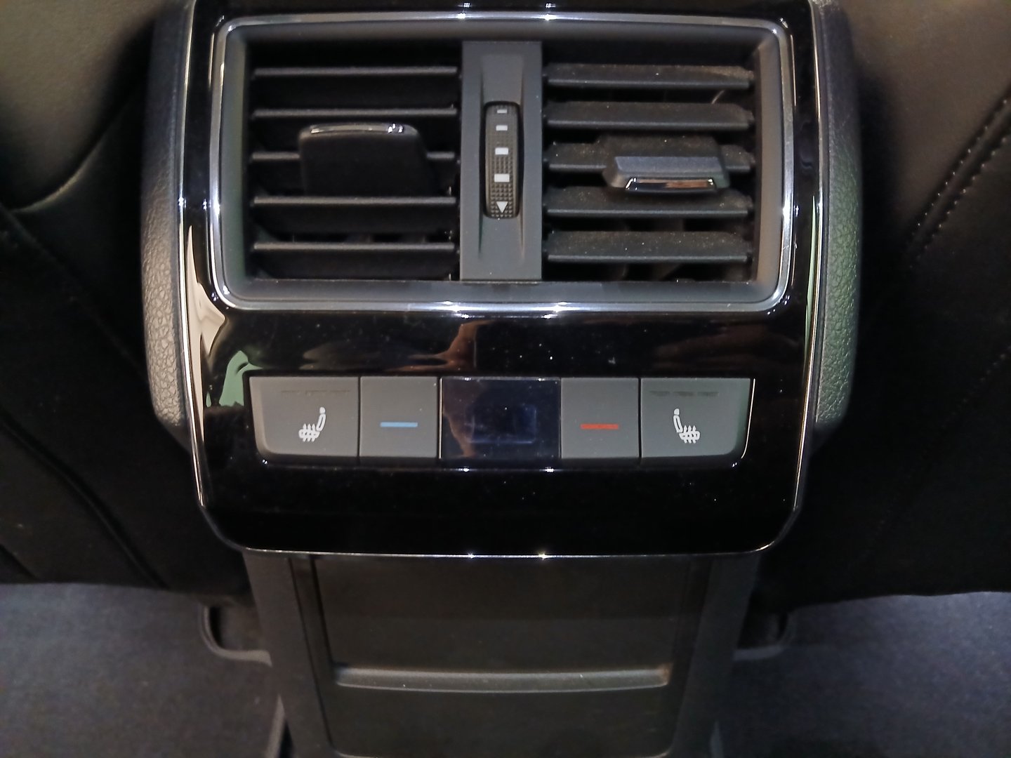 Škoda SUPERB Combi 4x4 Style TDI DSG | Bild 31 von 36