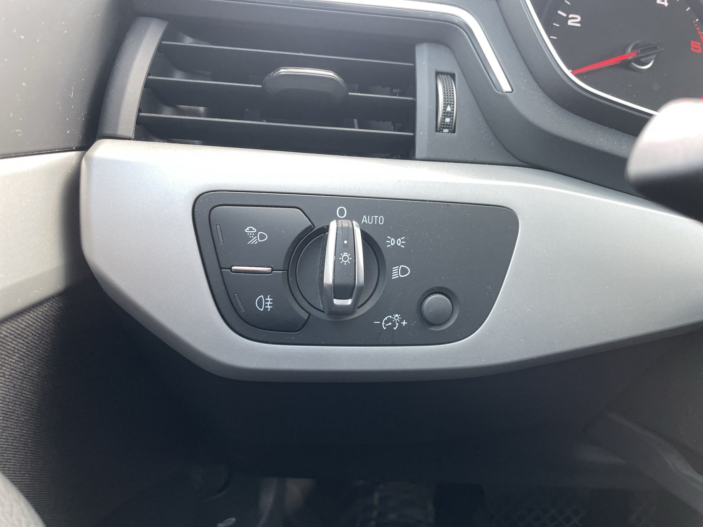 Audi A4 Avant 35 TDI advanced | Bild 8 von 24