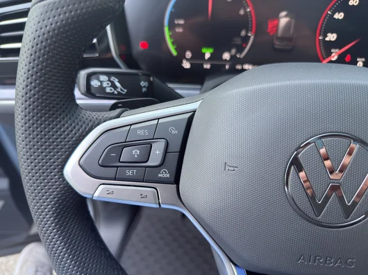 Bild eines VW Touareg R eHybrid TSI 4M. Final Edition