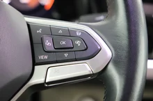 VW Multivan Edition eHybrid in Candyweiß/Dach Deepblack