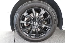 VW Multivan Edition eHybrid in Candyweiß/Dach Deepblack