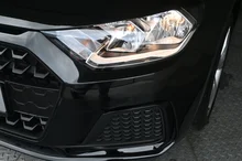 Audi A1 Sportback 30 TFSI advanced in 0E Mythosschwarz Metallic