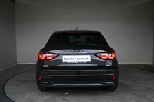 Audi A1 Sportback 30 TFSI advanced in 0E Mythosschwarz Metallic