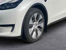 Tesla Model Y Long Range Dual AWD in weiß
