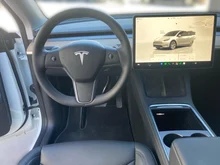 Tesla Model Y Long Range Dual AWD in weiß