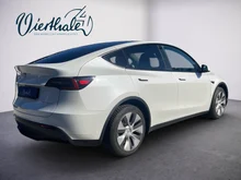 Tesla Model Y Long Range Dual AWD in weiß